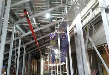 Instalaciones de iluminación y de fuerza motriz en hipermercados y centros comerciales